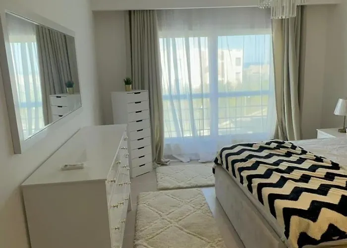 Elegant Fully Furnished 1 Bedroom Unit *